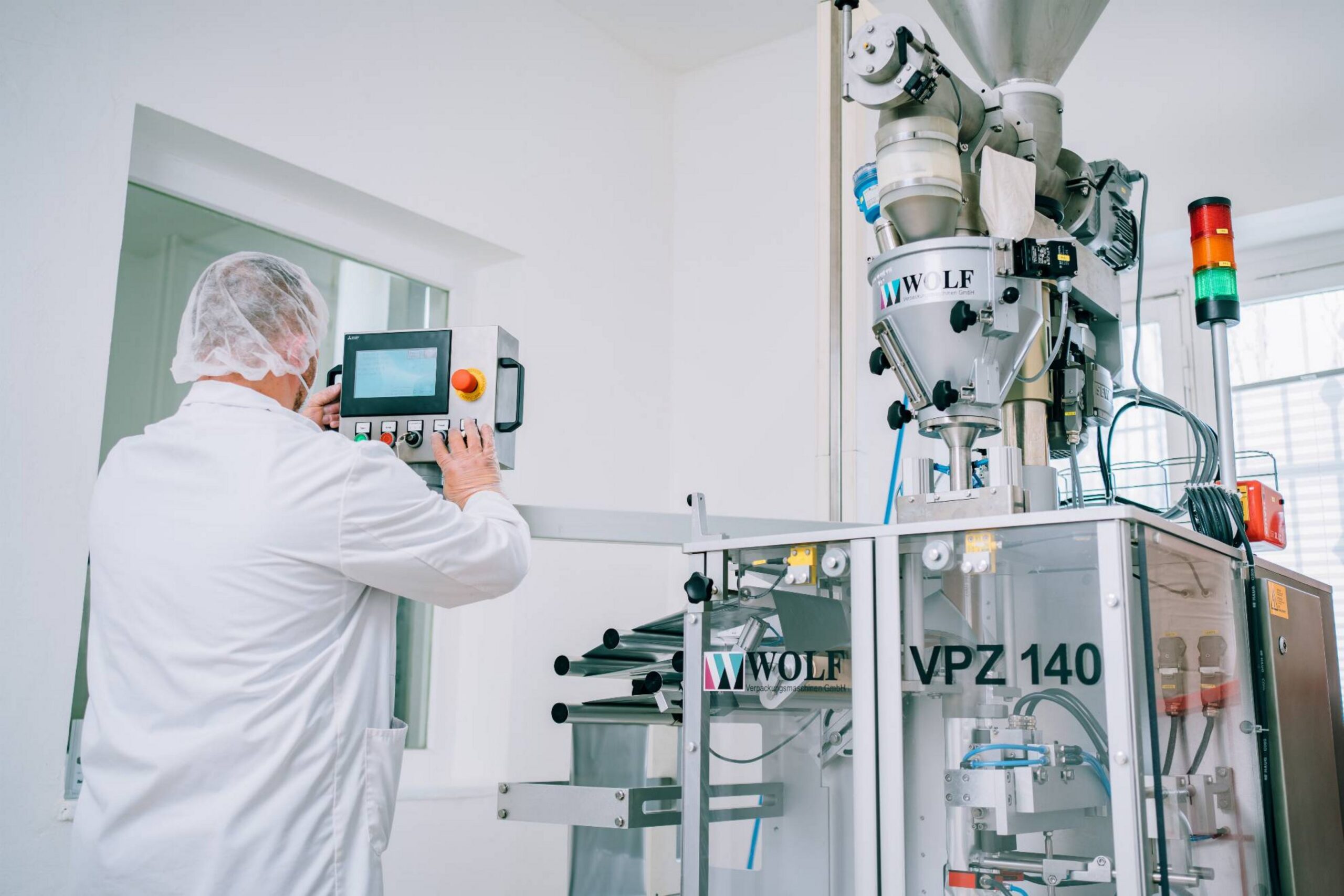 Produktion bei Pluripac Deutschland — Mitarbeiter an der Sachet-Abfüllmaschine